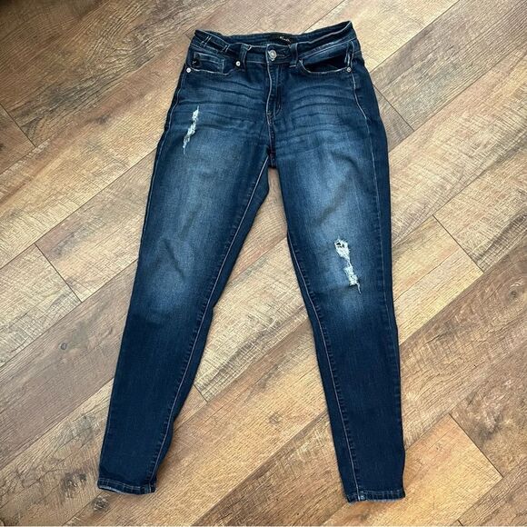 KanCan Sz W 7/ 27 Light Wash
Distressed Skinny Jeans 30" inseam
cut #5236 - Picture 7 of 12